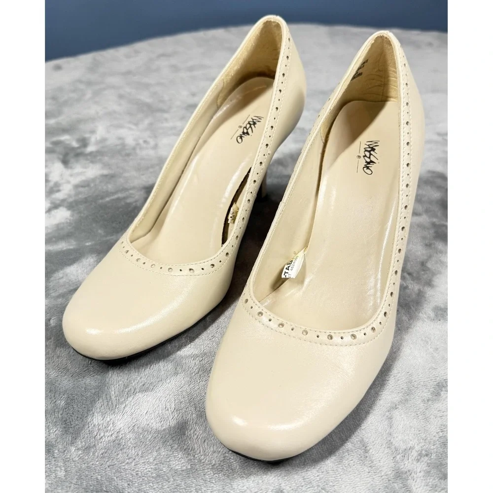 Mossimo Shoes Womens Size 7.5 Beige Leather Eyelet‎ Trim Round Toe Pumps Dress